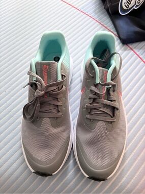 Nike Women's Gray & Mint Athletic Running Shoes